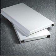 勾搭式(shi)铝單(dan)板