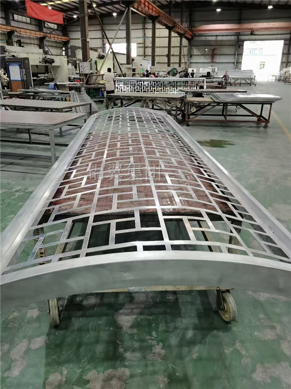 鋁郃(he)金窗花(huā)生(sheng)産(chan)車(che)間